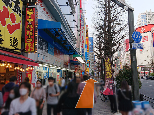 中央通りを渡ったら、「Gigo 1号館」の前を右に曲がり、そのまま中央通りを北(上野方面)に向かって進みます。