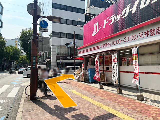 ドラッグイレブンのある警固神社交差点を右に曲がります。