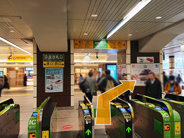 JR五反田駅の「中央改札口」を出て、右手の「西口」に向かいます。