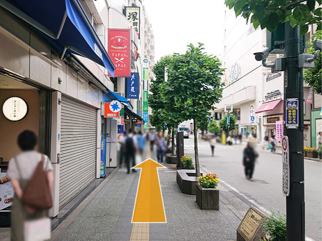 駅から200mほど直進すると、平和通りをはさんだ右手にPARCOが見えてきます。お店のあるビルは、PARCOの向かいです。