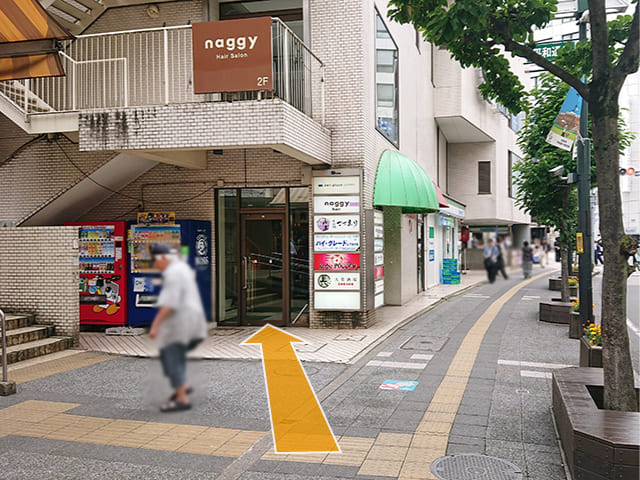 左手にある緑色の丸い軒先テントが目印のビルがライオンズステーションプラザ吉祥寺（通称ナインビル）です。