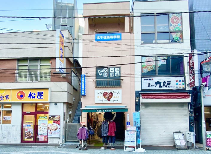 松屋さんの隣（マクドナルドさんの正面）のビルの2階です。1階はマリア・グレースという洋服屋さんです。