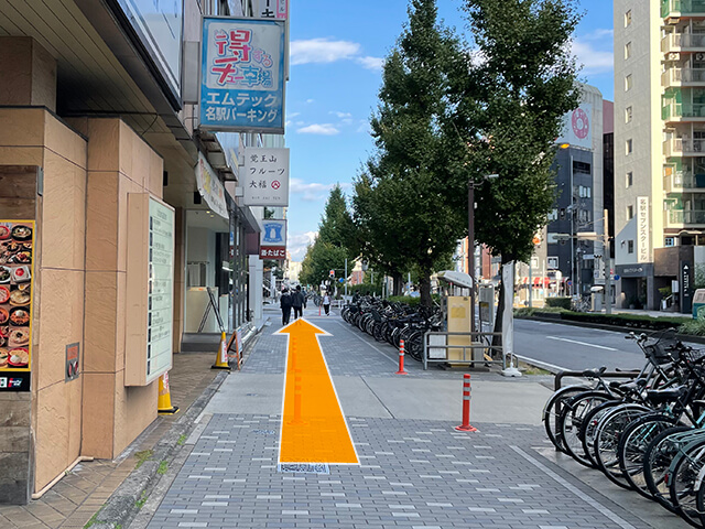 ローソンのある交差点まで直進します。