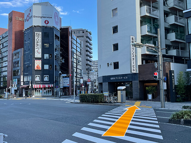 右手にある横断歩道を渡ります。