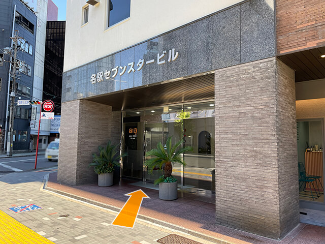 目の前にある名駅セブンスタービルに入ります。