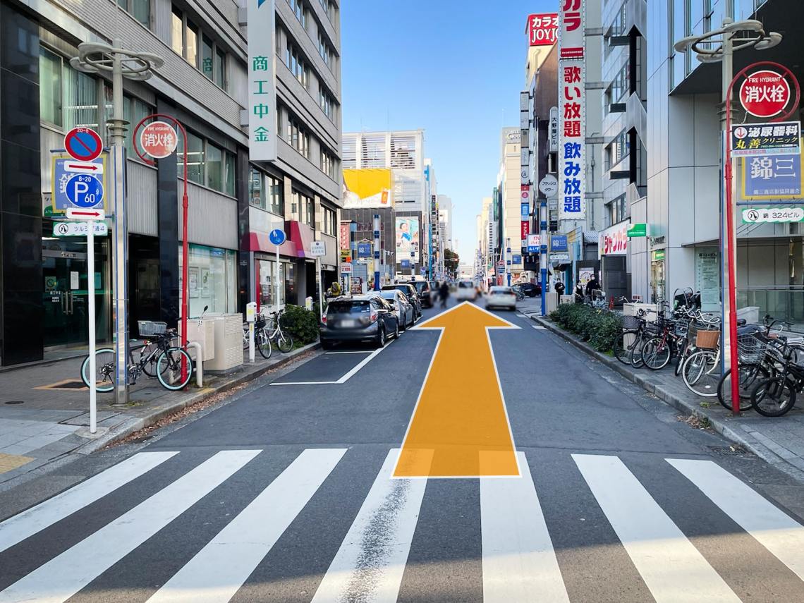 一方通行を直進します。