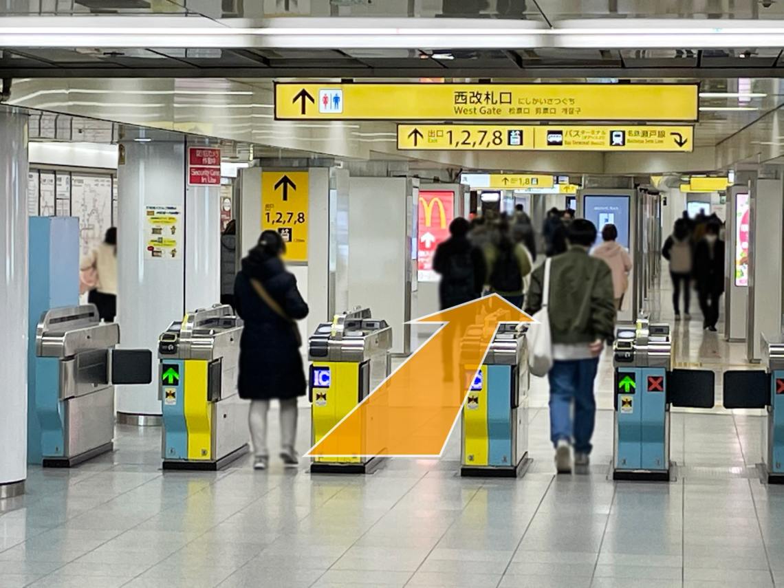 地下鉄「栄」駅の西改札を出ます。