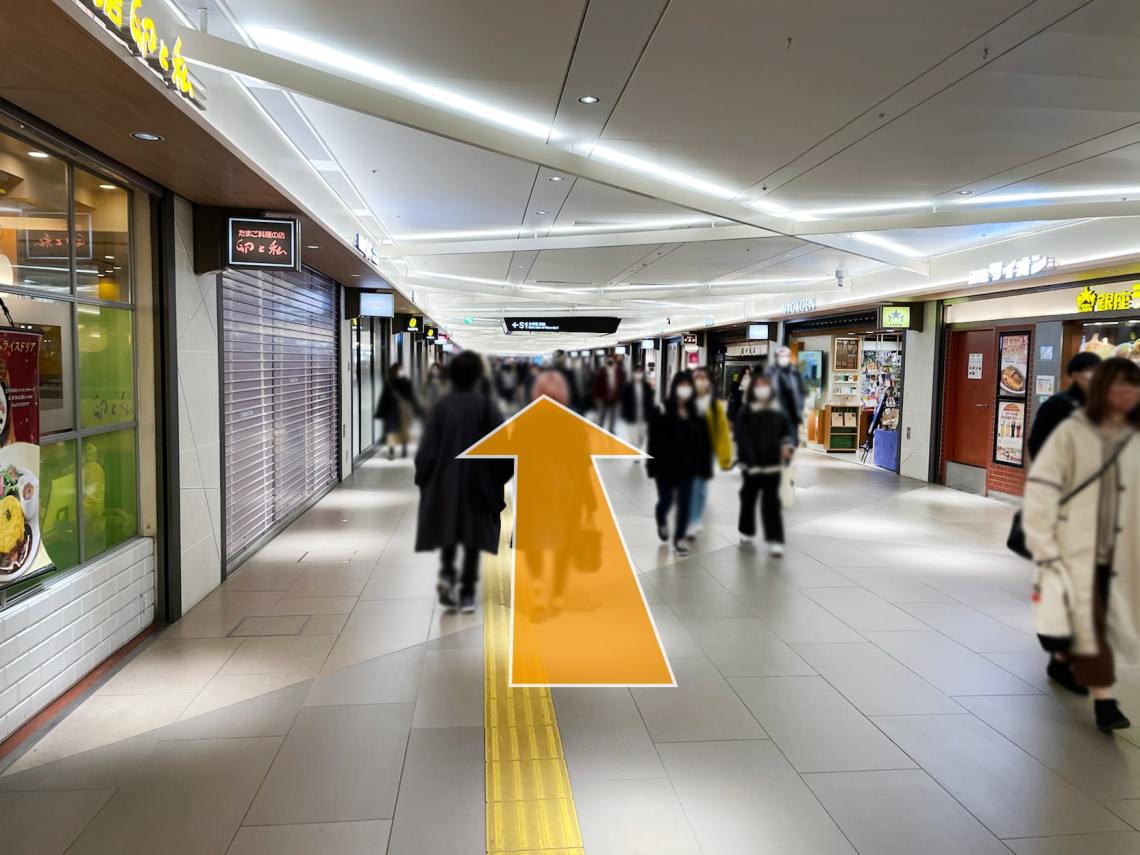 クリスタル広場まで直進します。