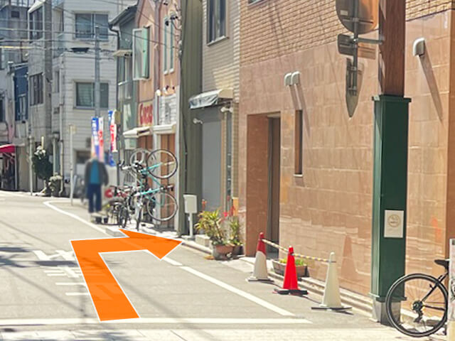すぐ右手に店舗がございます。