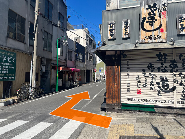 右手に「や台ずし」さんがある交差点を右に曲がります。