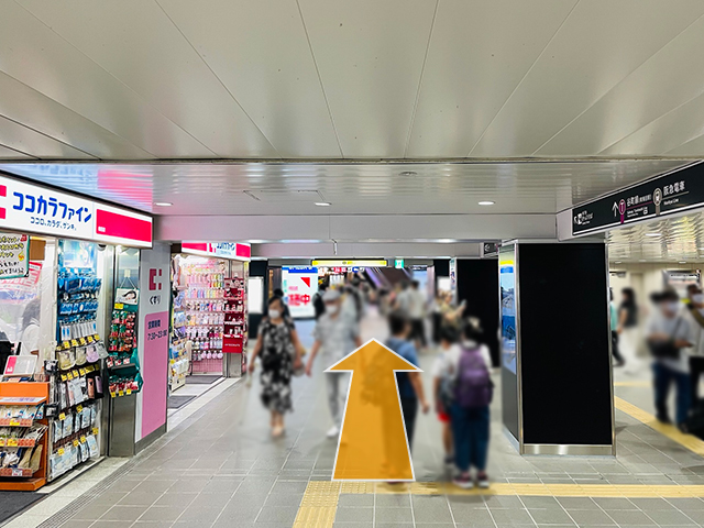 ココカラファインを通りすぎて直進します。