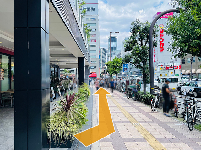 外に出たら、左方向に直進します。