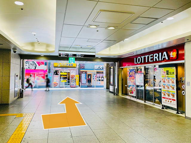 階段を降りたら、ロッテリアの前を通って駅から出て、左に曲がります。