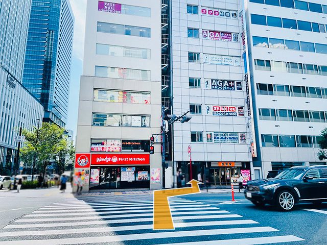 ウェンディーズ・ファーストキッチンの右隣、吉野家が入っているビルの7階が当店です。
※日曜・祝日は、ビルのオートロックがかかっていますので、1階のインターホンで「701 呼出」を押してください。